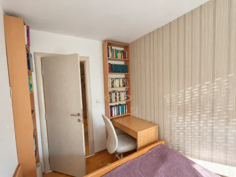 Dečja soba sa krevetom, radnim stolom i policama za knjige. - image 14