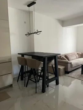 Dnevna soba sa trpezarijskim stolom i stolicama. - image 17