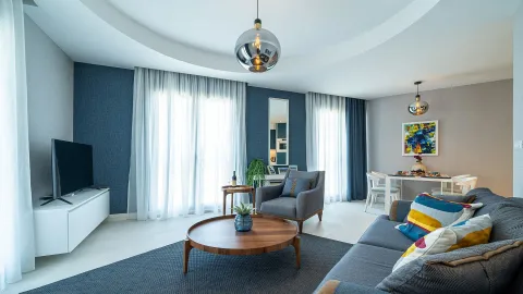 Moderna i svijetla dnevna soba sa garniturom, TV-om i trpezarijskim dijelom. - image 8