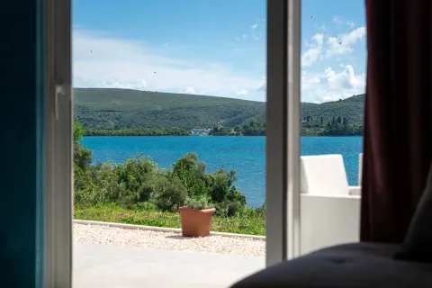 Pogled na more i prirodu sa terase ili iz enterijera. - image 9
