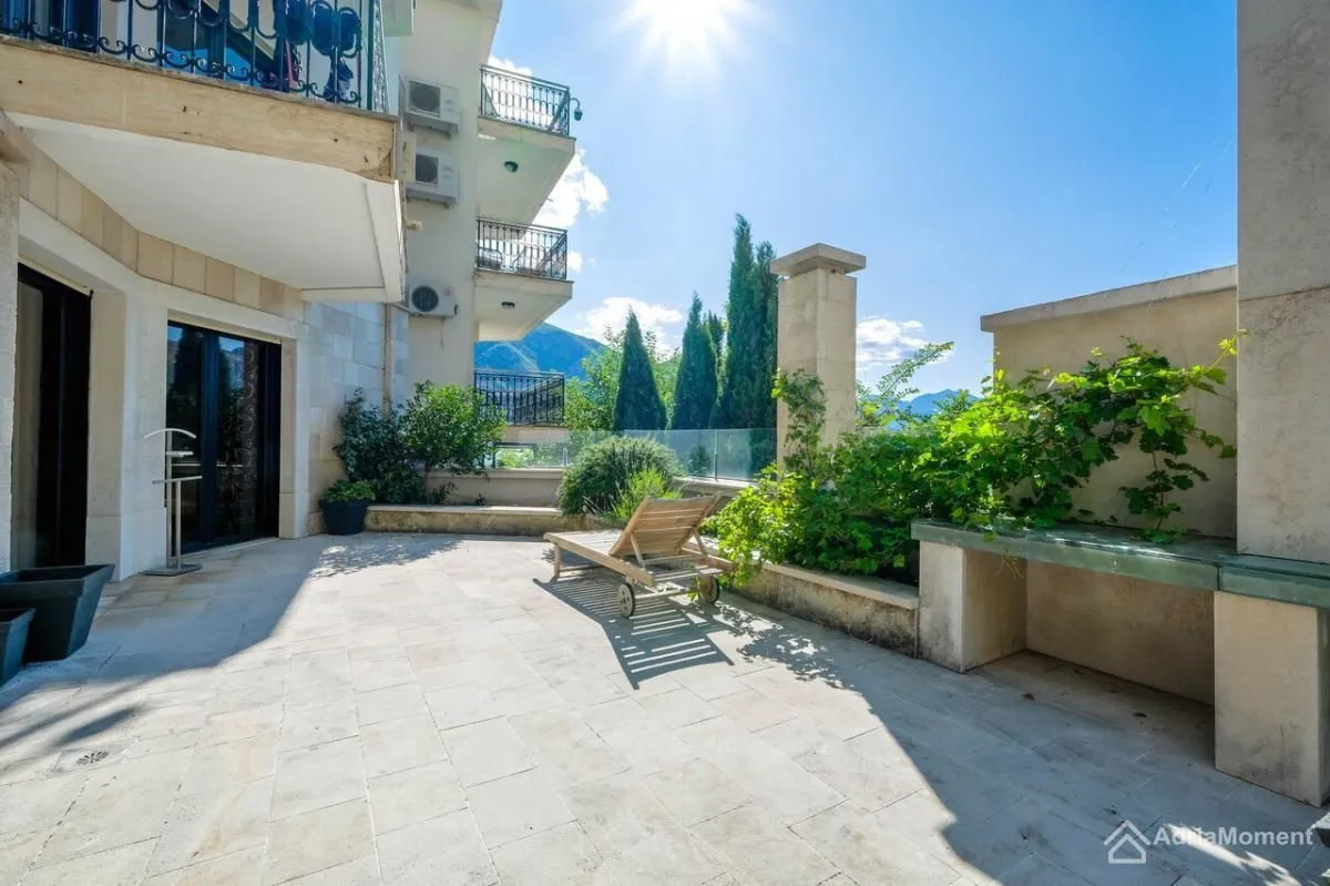 Sale, two bedroom apartment, 85m², Dobrota, Kotor