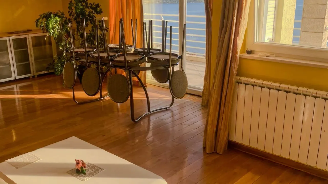 Izdavanje, dvosoban stan, 96m², Centar, Herceg Novi