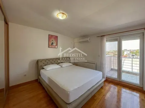 Bedroom with a double bed and access to the terrace. - image 3