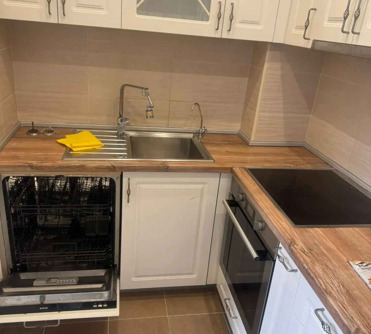 Izdavanje, jednosoban stan, 52m², Kava, Tivat