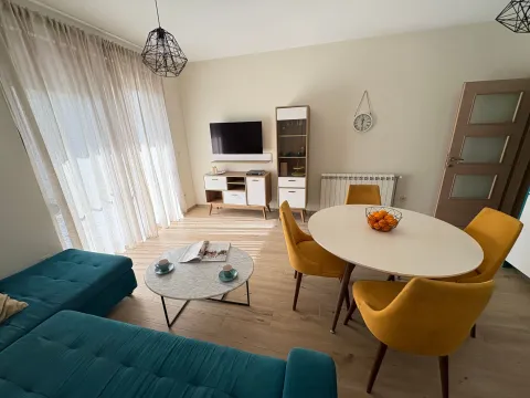 Rent, one bedroom apartment, 55m², Tivat, Crna Gora - image 12