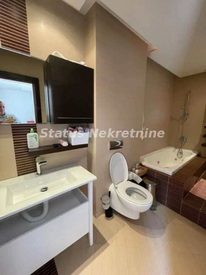 Prodaja, kuća, 250m², Lipov gaj, Novi Sad Sve Podlokacije