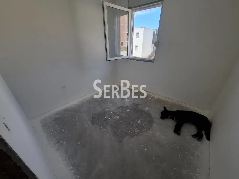 Neopremljena prostorija u izgradnji sa jednim prozorom.