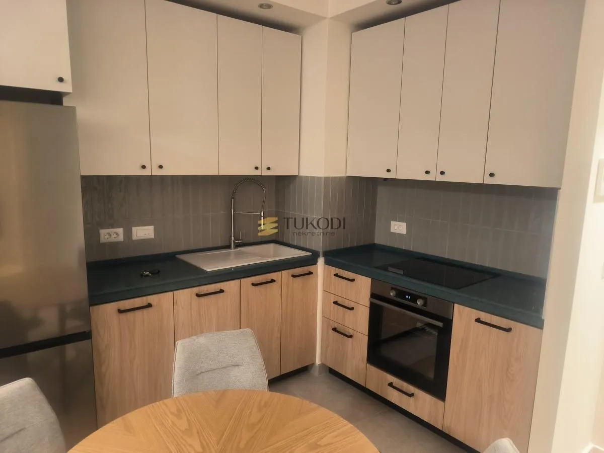Izdavanje, dvosoban stan, 75m², Savski Venac, Beograd