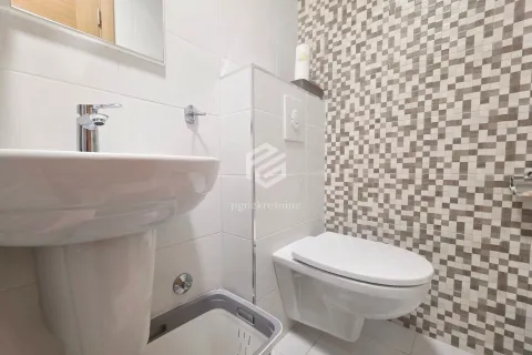 Manje kupatilo sa umivaonikom i ugradnom wc šoljom. - image 13