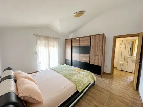 Spavaća soba sa bračnim krevetom, velikim garderoberom i izlazom na terasu. - image 7