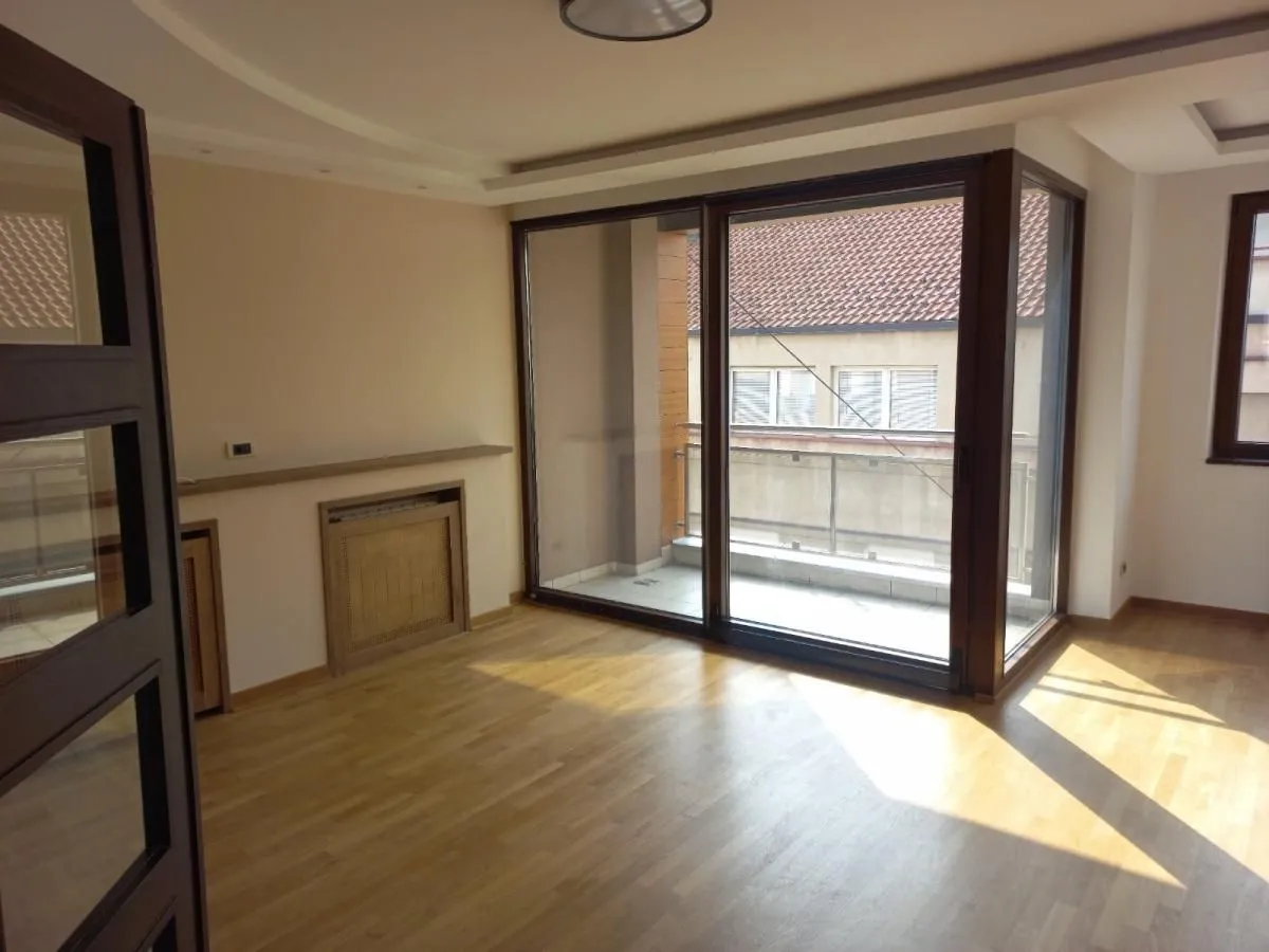 Izdavanje, trosoban stan, 91m², Kalenić Pijaca, Vračar Sve Podlokacije