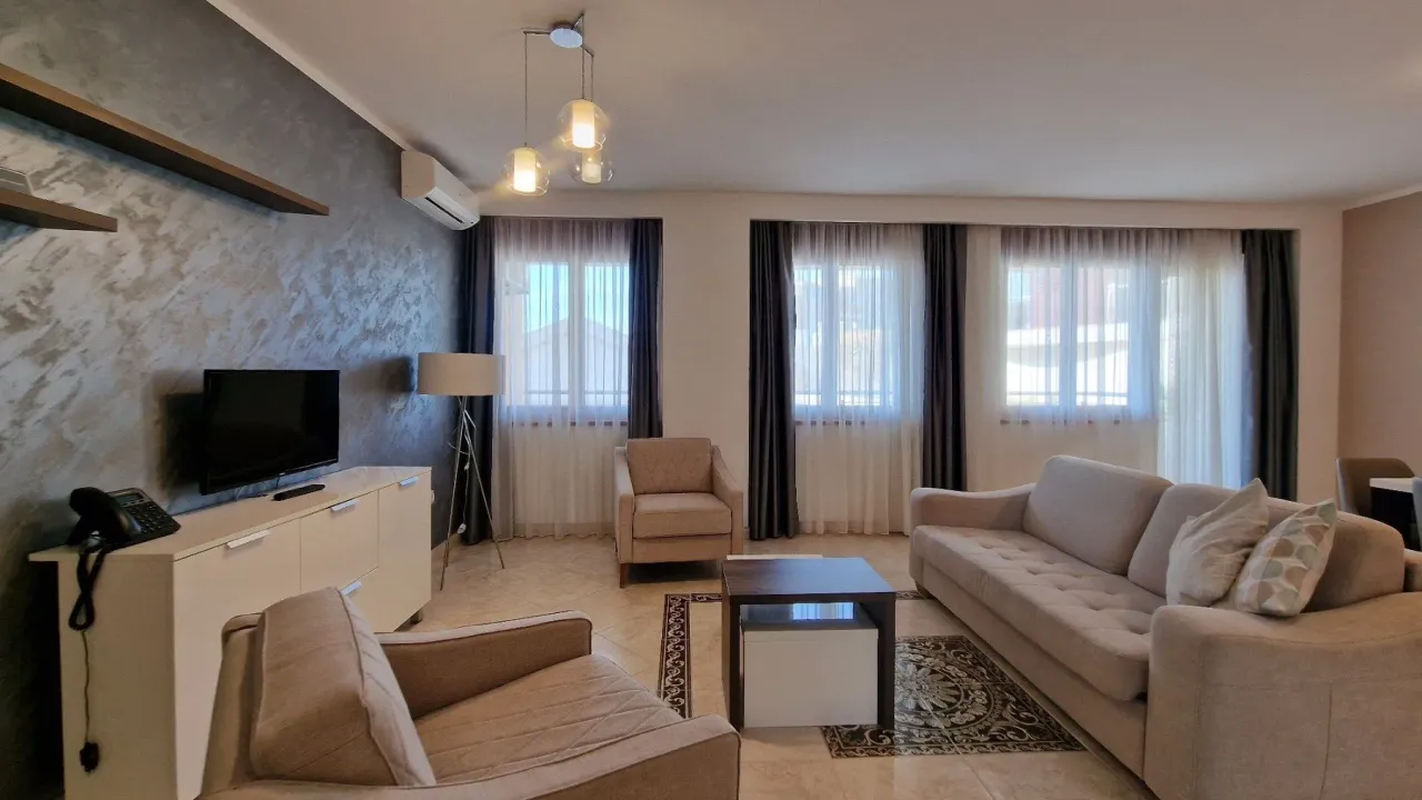 Izdavanje, jednosoban stan, 90m², Bečići, Budva