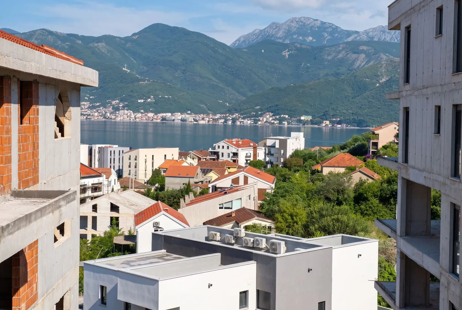 Pogled sa terase na zaliv i okolne zgrade između građevina u izgradnji.