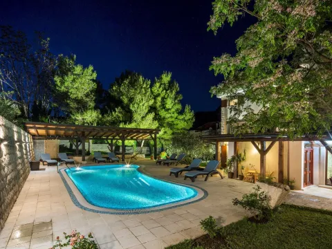 Izdavanje, kuća, 497m², Prčanj, Kotor - image 34