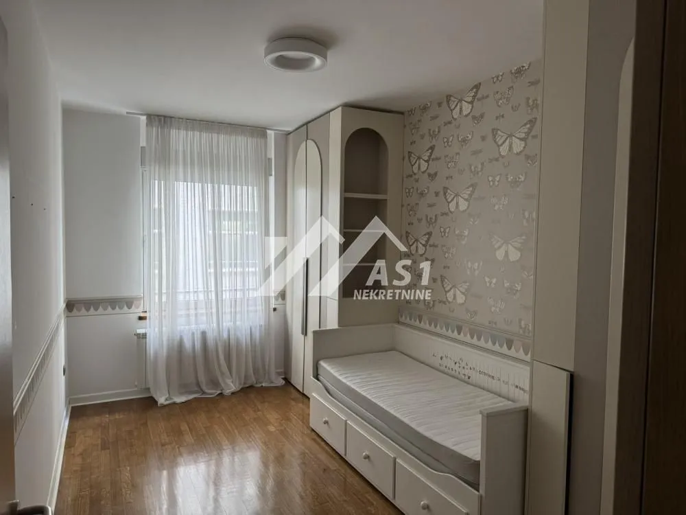Izdavanje, četvorosoban stan, 136m², Centar, Novi Sad