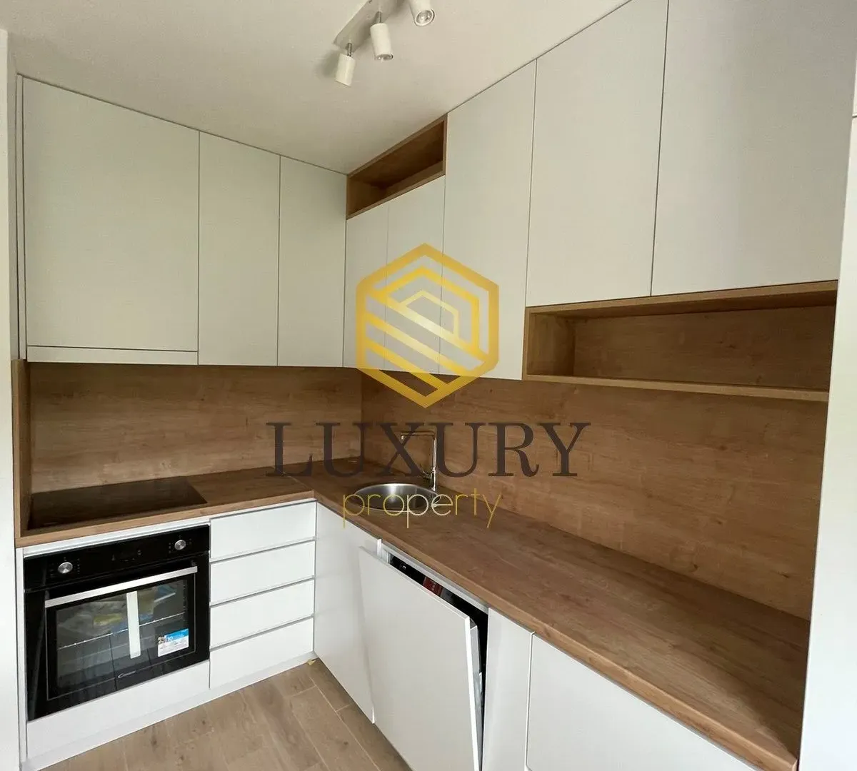 Izdavanje, dvosoban stan, 70m², Centar, Podgorica