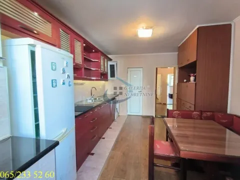 Kuhinja sa drvenim elementima i trpezarijskim stolom. - image 18