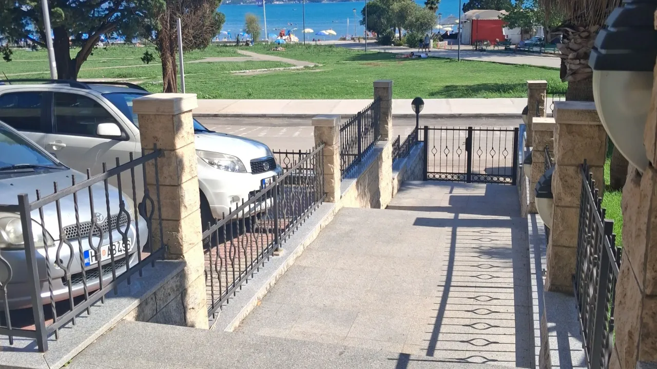 Izdavanje, dvosoban stan, 47m², Igalo, Herceg Novi