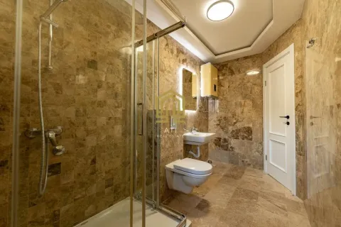 Moderne kupatilo obloženo keramičkim pločicama sa tuš kabinom. - image 12