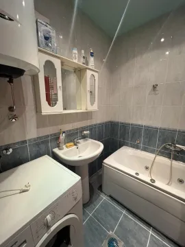 Kupatilo sa kadom, lavaboom i veš mašinom. - image 14