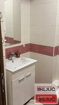 Manje kupatilo sa umivaonikom, ormarićem i ogledalom. - image 3