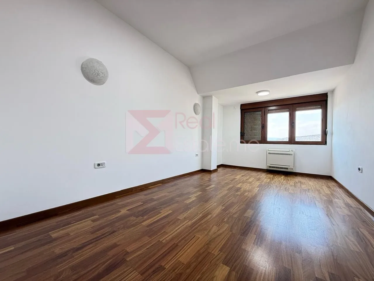 Prodaja, četvorosoban stan, 220m², Preko Morače, Podgorica