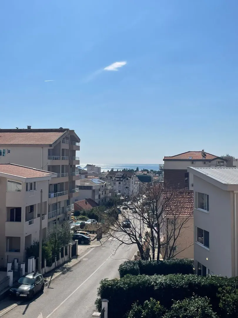 Pogled na grad i more sa terase ili prozora.