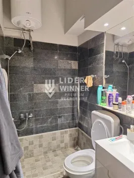 Manje kupatilo sa tuš kabinom, umivaonikom i wc šoljom. - image 13
