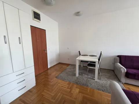 Rent, one bedroom apartment, 45m², Budva, Crna Gora - image 11