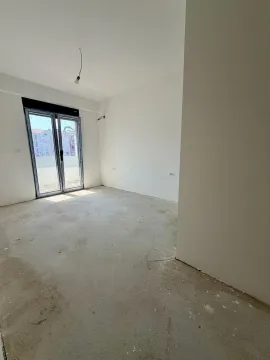 Prazna soba u izgradnji sa balkonskim vratima. - image 4
