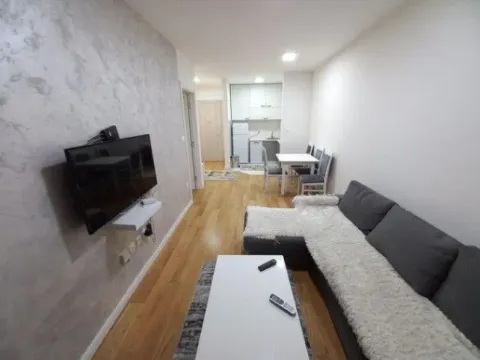 Svijetla dnevna soba sa garniturom i televizorom. - image 3
