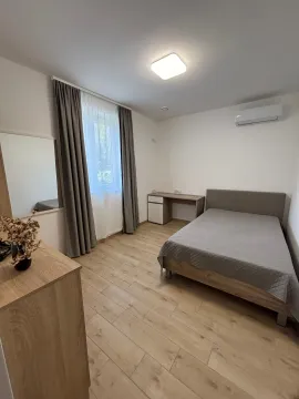 Namještena spavaća soba sa bračnim krevetom, radnim stolom i prozorom. - image 18