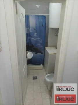 Manje kupatilo sa tuš kabinom, lavaboom i veš mašinom. - image 18