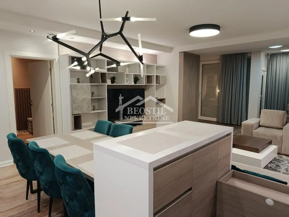 Moderan dnevni boravak sa trpezarijom i modernim lusterom.