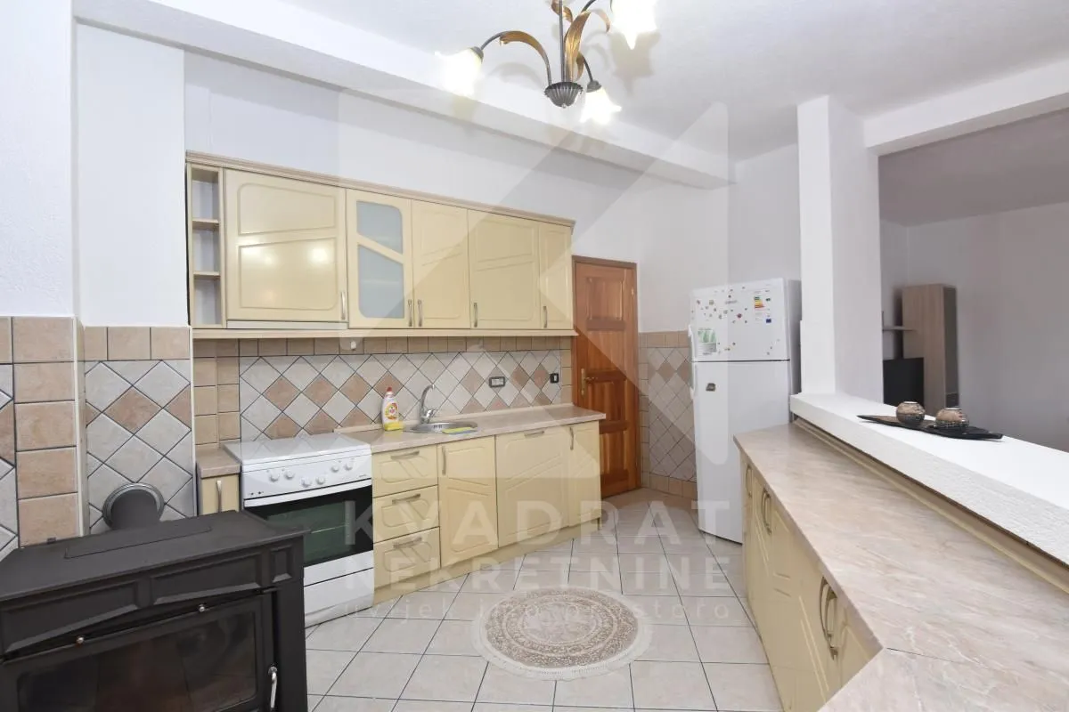 Izdavanje, četvorosoban stan, 150m², Stari Aerodrom, Podgorica