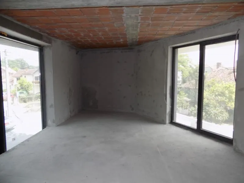Izdavanje, poslovni prostor, 215m², Paraćin, Srbija
