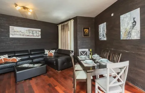 Rent, three bedroom apartment, 170m², Dobrota, Kotor - image 4