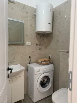 Manje kupatilo sa veš mašinom, bojlerom i umivaonikom. - image 6