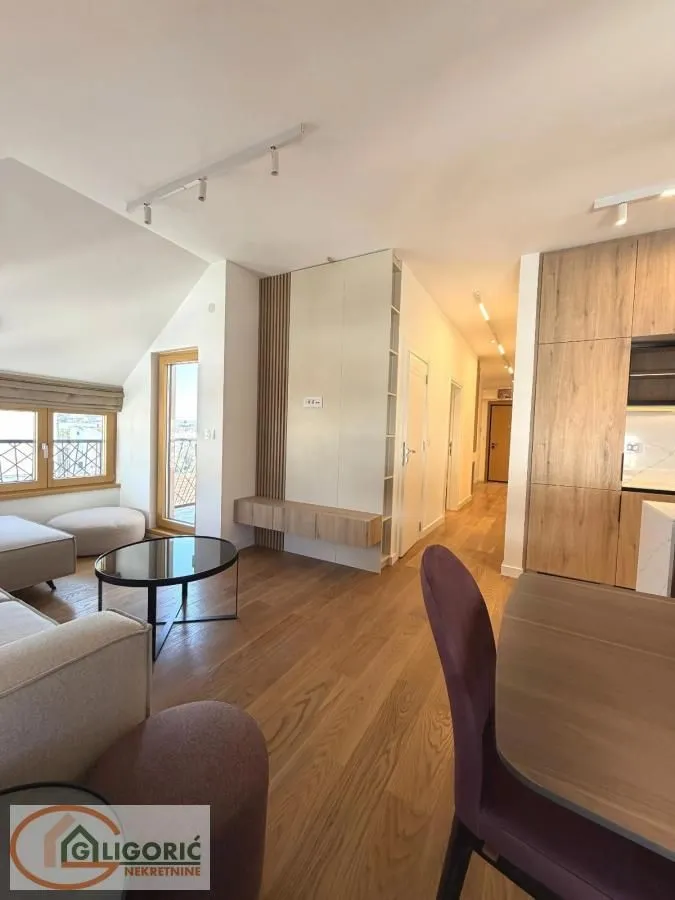 Living room with dining area and access to the terrace.