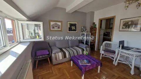 Dnevna soba sa garniturom za sedenje, stočićem i prozorima sa pogledom. - image 4