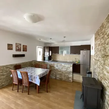 Kuhinja sa trpezarijom i peći na drva. - image 3