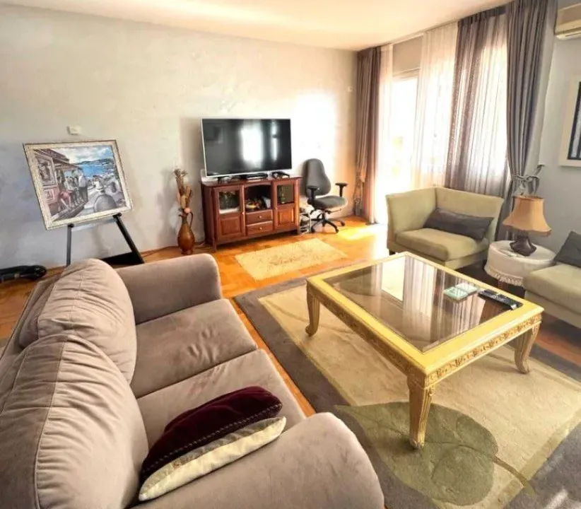 Izdavanje, trosoban stan, 115m², Gorica C, Podgorica