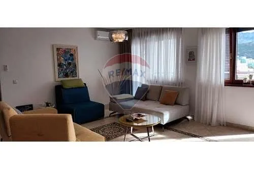 Izdavanje, dvosoban stan, 109m², Bečići, Budva