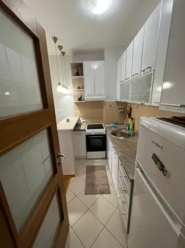 Svijetla i funkcionalna kuhinja sa bijelim kuhinjskim elementima. - image 7