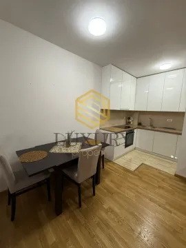 Kuhinja sa trpezarijom i bijelim elementima. - image 11