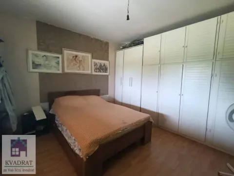 Nameštena spavaća soba sa bračnim krevetom i velikim ugradnim garderoberom. - image 8