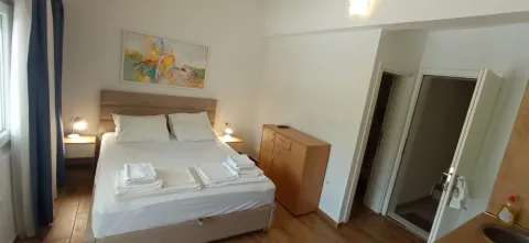 Furnished bedroom with a double bed and a wardrobe. - image 6