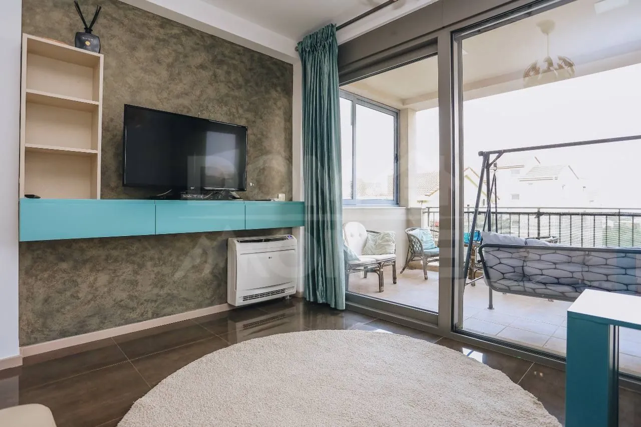 Izdavanje, dvosoban stan, 80m², Tivat, Crna Gora