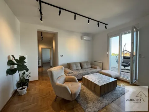Dnevna soba sa garniturom, foteljom i izlazom na terasu. - image 2