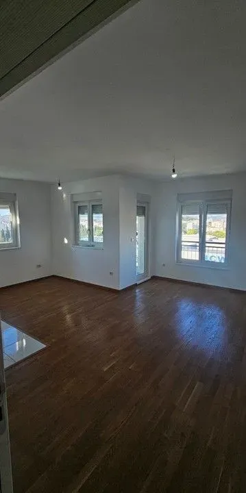 Izdavanje, dvosoban stan, 70m², Zabjelo, Podgorica